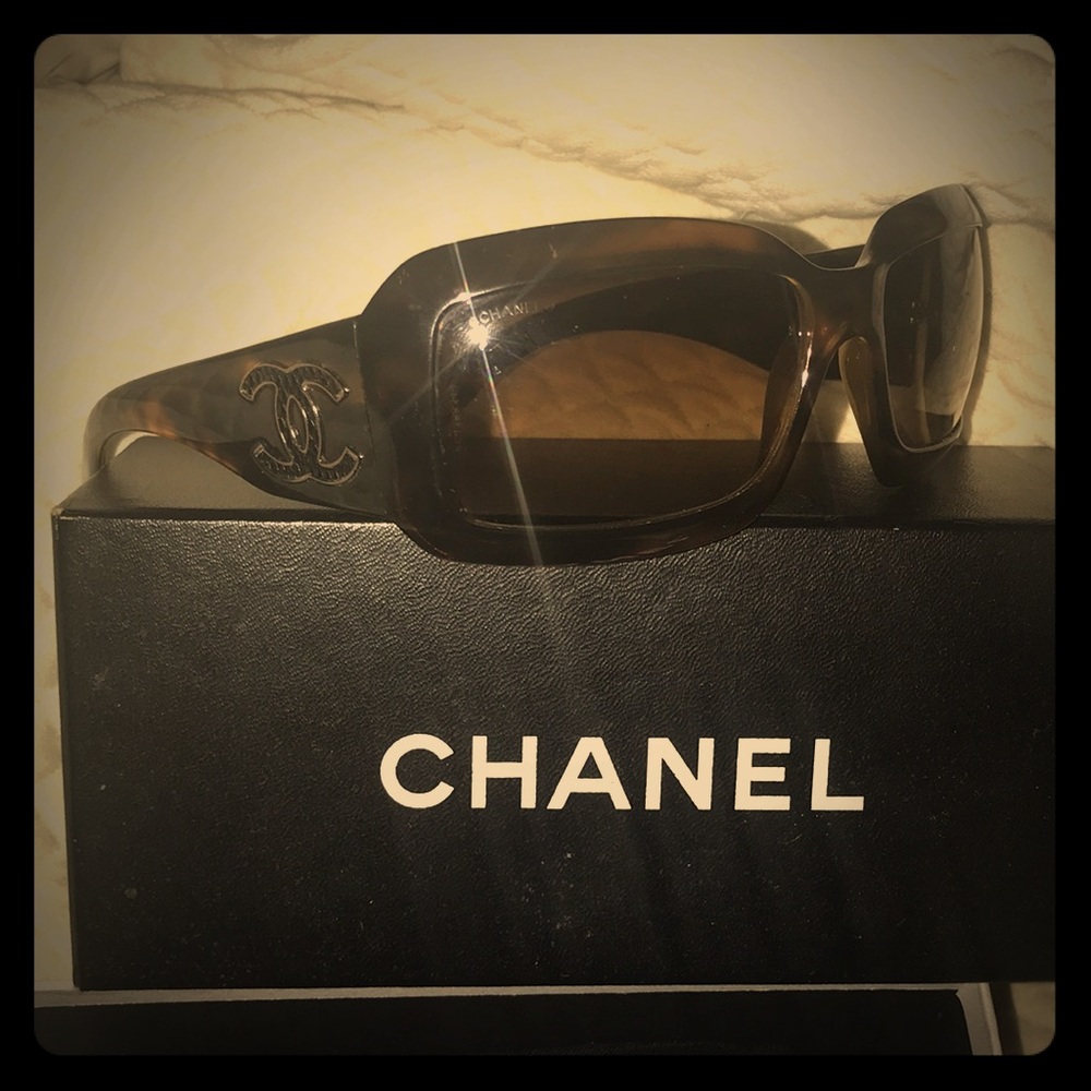 Chanel Sunglasses Tortoise Shell - Picture 2 of 6
